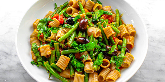 Mezze Maniche di Sorgo, fagiolini, pomodori e olive